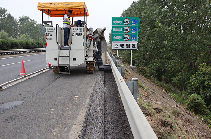 宿淮鹽高速植草路肩改造--NC1300滑模攤鋪機(jī)滑模施工