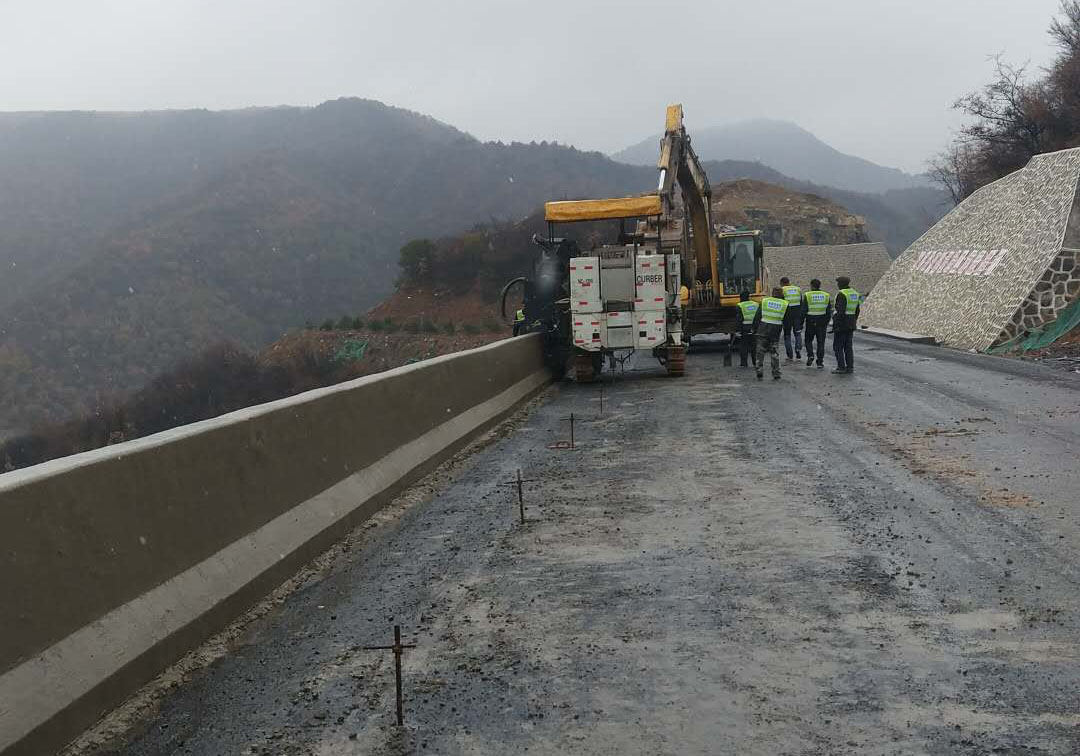 山西晉城G207國(guó)道防撞護(hù)欄滑模攤鋪工程.jpg